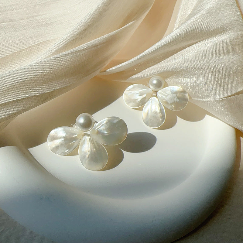 Women's Shell Clover Light Shadow Continuous Urban Cold Feeling Simple Feelings Earrings