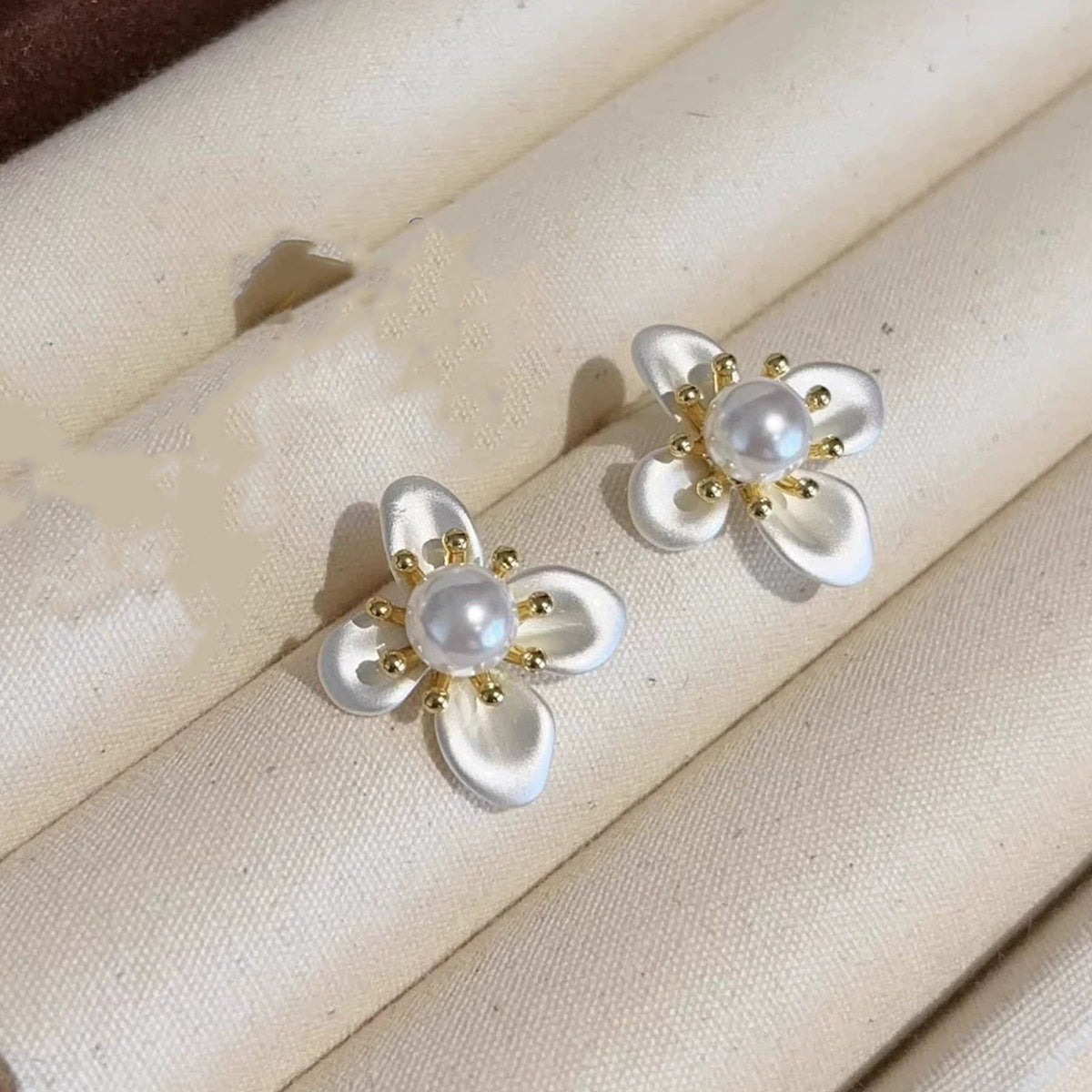 Women's French Style Temperament Flower Pearl Niche Rings
