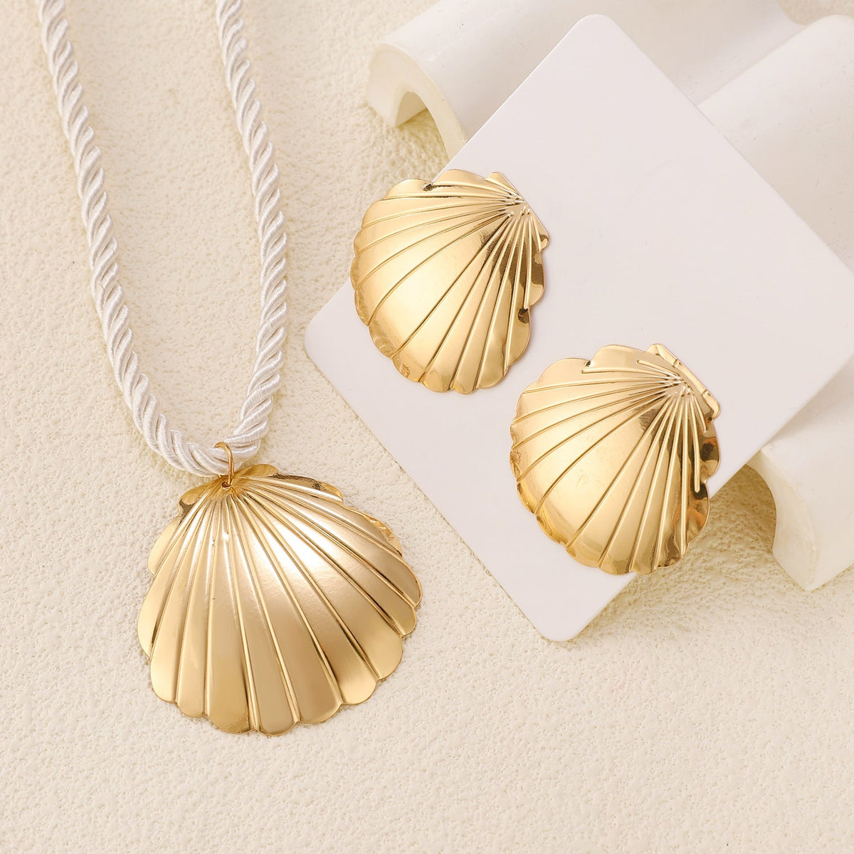 Women's Exaggerated Personalized Vacation Style Shell Simple Necklaces