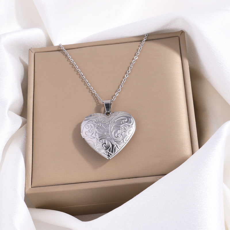 Women's Stainless Steel Heart-shaped High-grade Fashion Vintage Carved Frame Necklaces