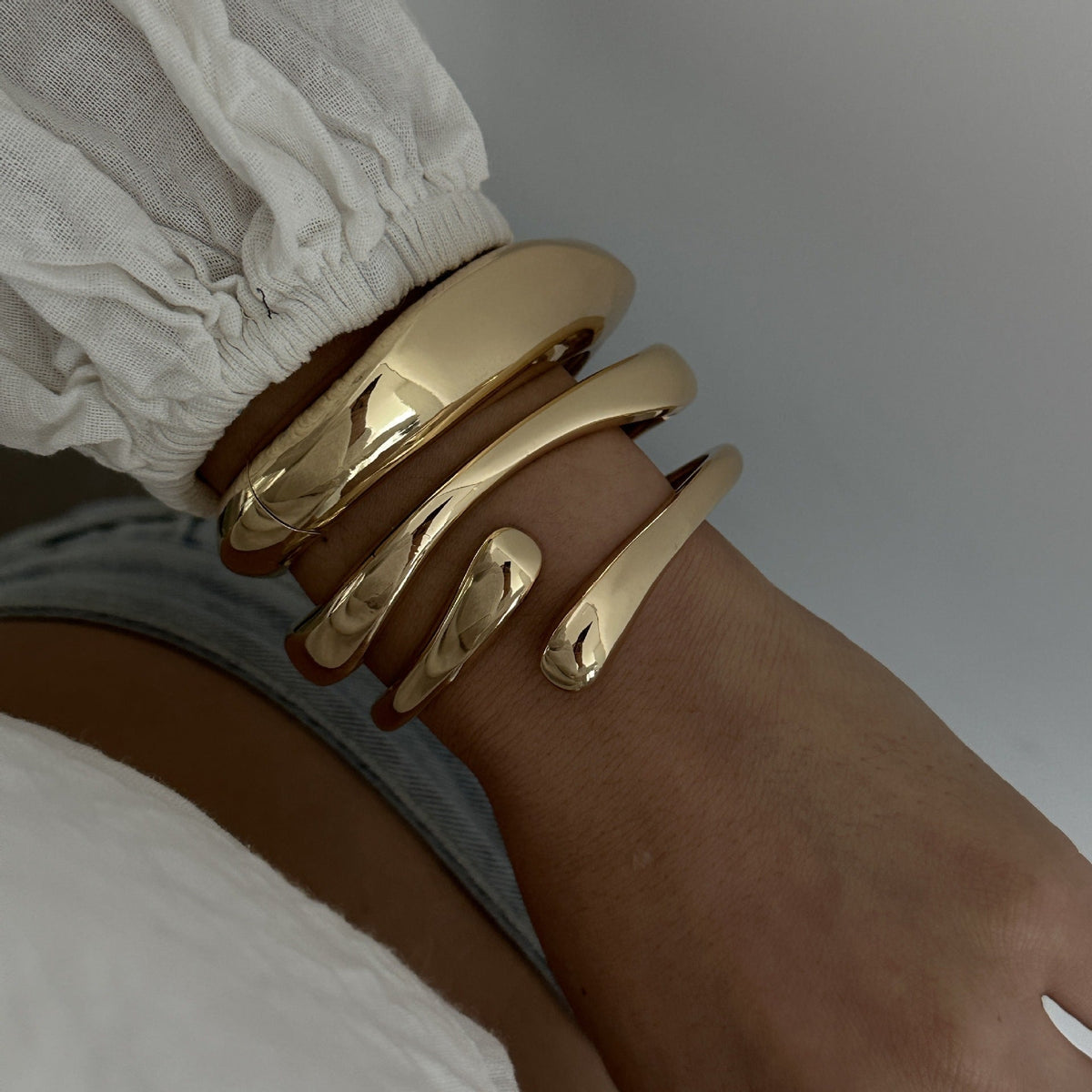 Women's Sense Fashion Trend Metal Glossy Surface Water Drop Hug Spring Bracelet