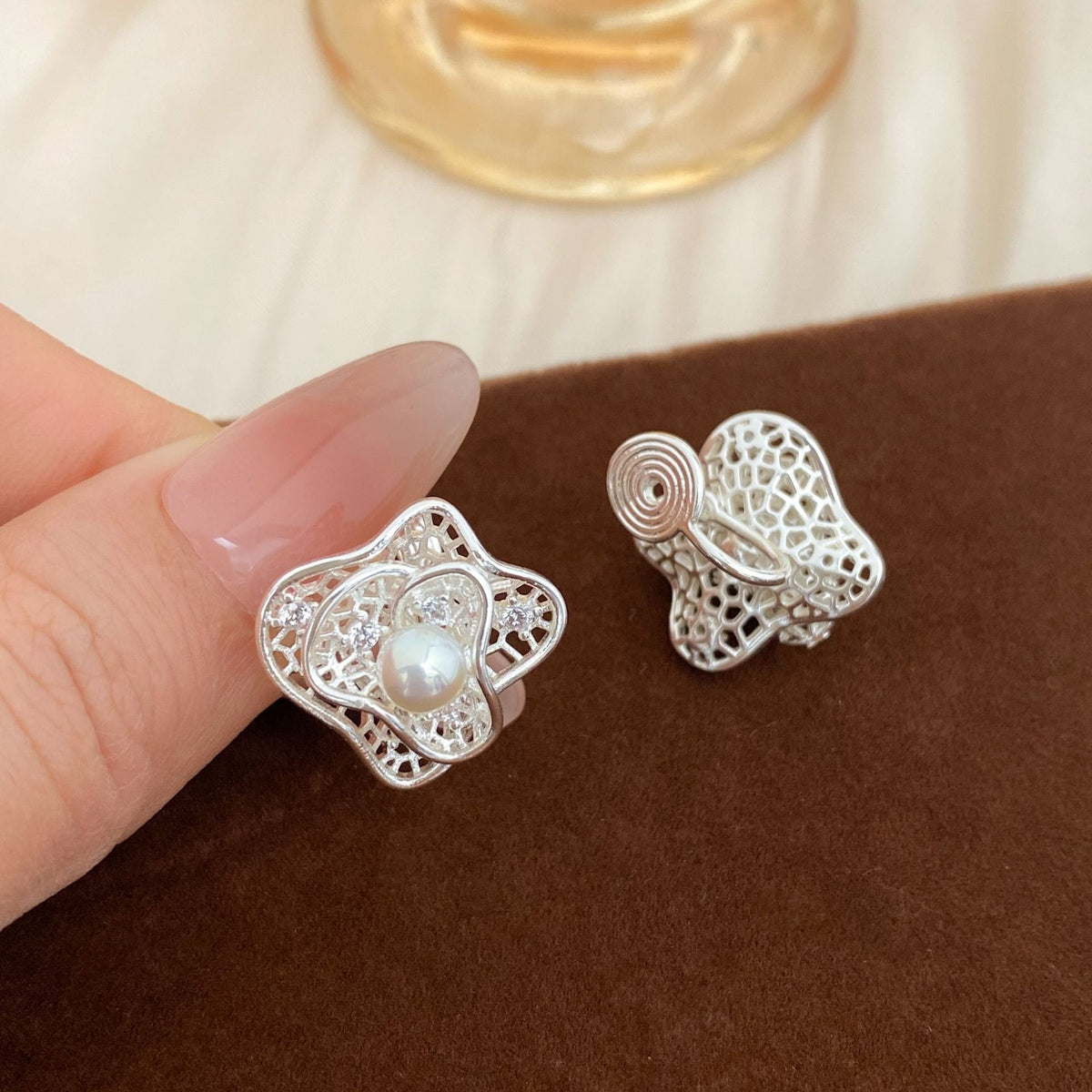 Design High-grade Micro Inlaid Zircon Hollow Classic Ear Clip