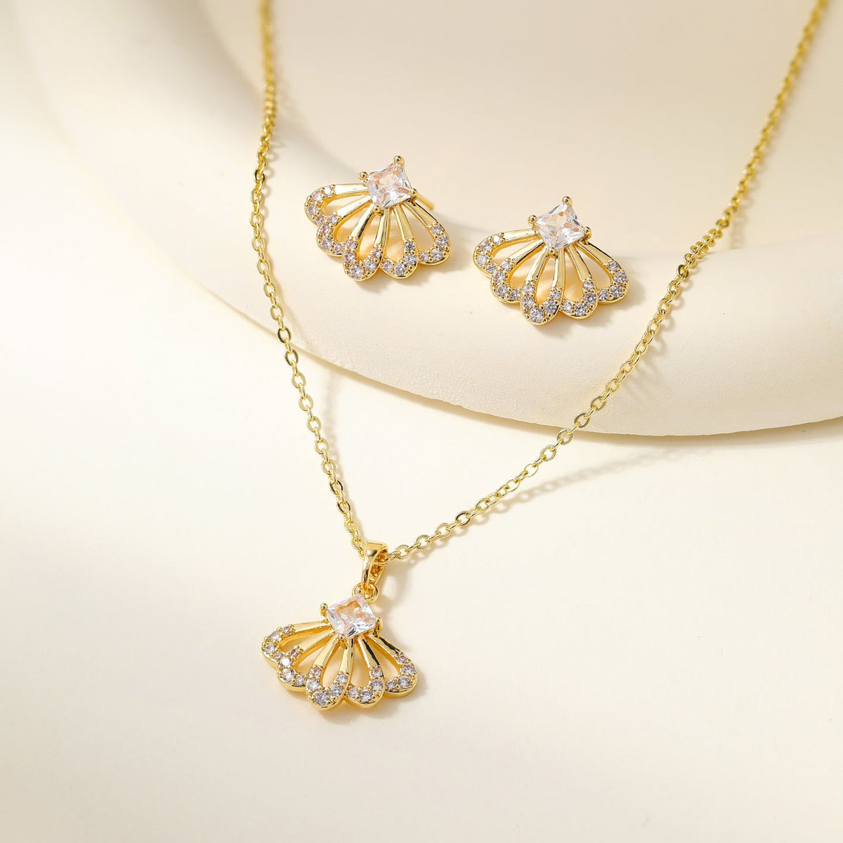 Women's Clover Diamond In The Debris Butterfly Necklaces