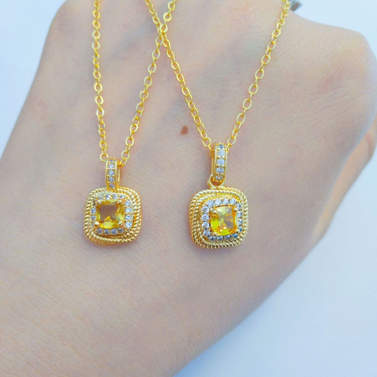 Women's Placer Gold Cube Sugar Simple Small Clavicle Necklaces
