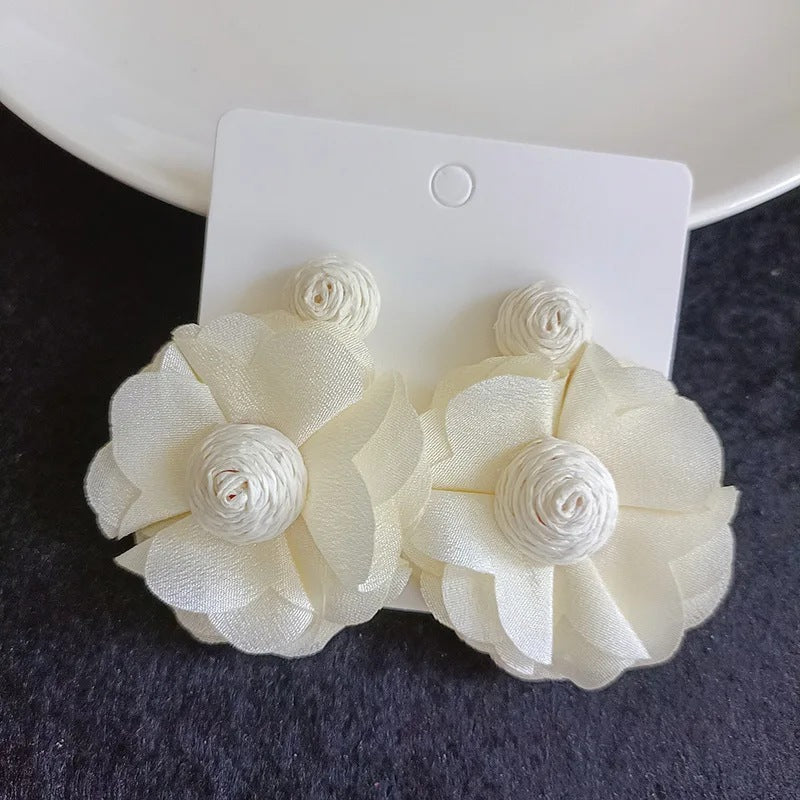 Women's High-grade Sweet Flowers Raffia Fashion Hand-knitted Earrings