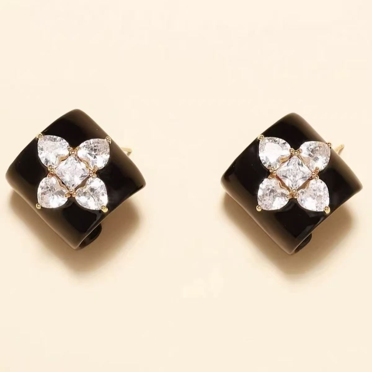 Women's Flower Ear Clip Fashion Exquisite Refined Grace Small Personality Vintage Earrings