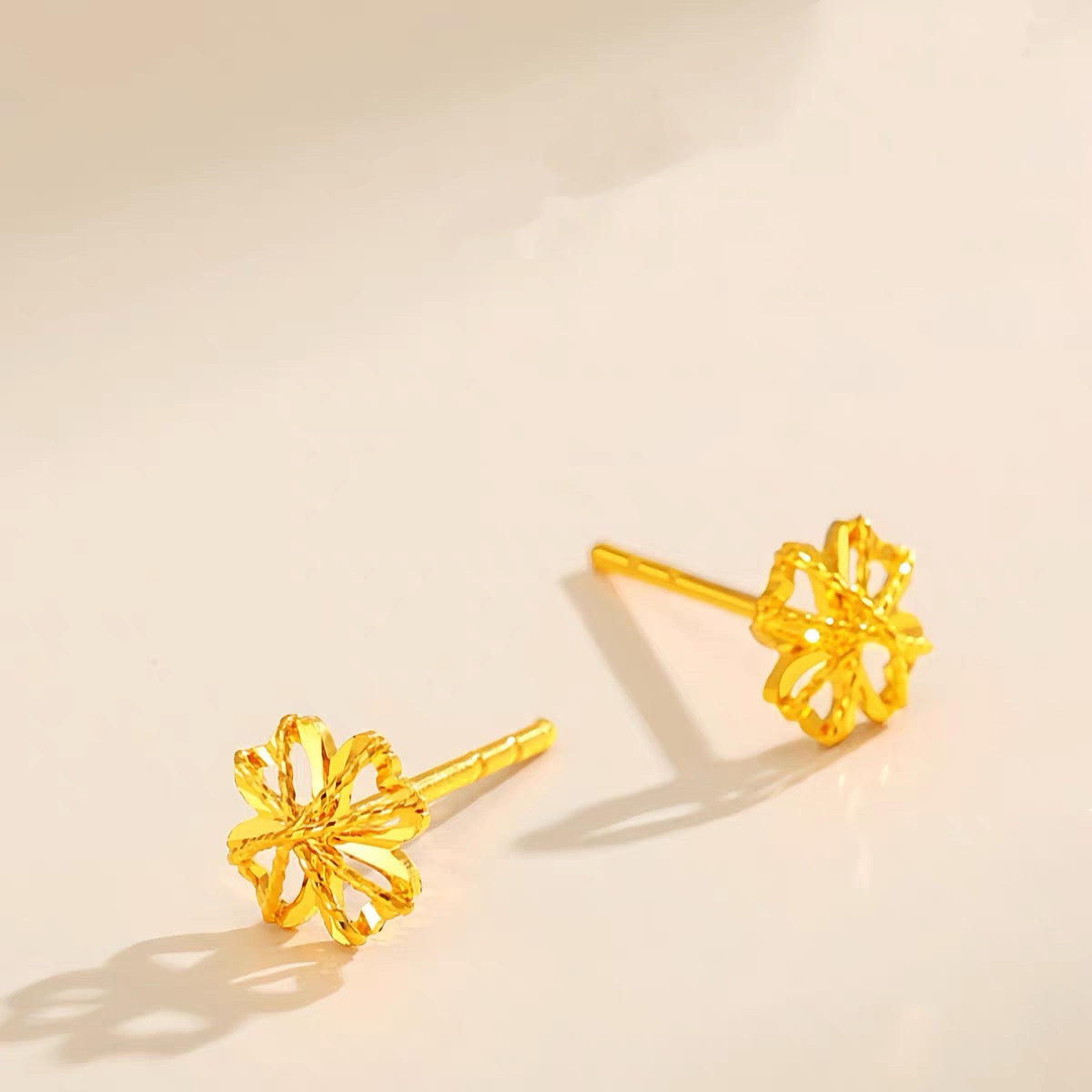 Women's Four Leaf Clover Ear Simple High-grade Texture Clip Fashion Creative Stud Earrings