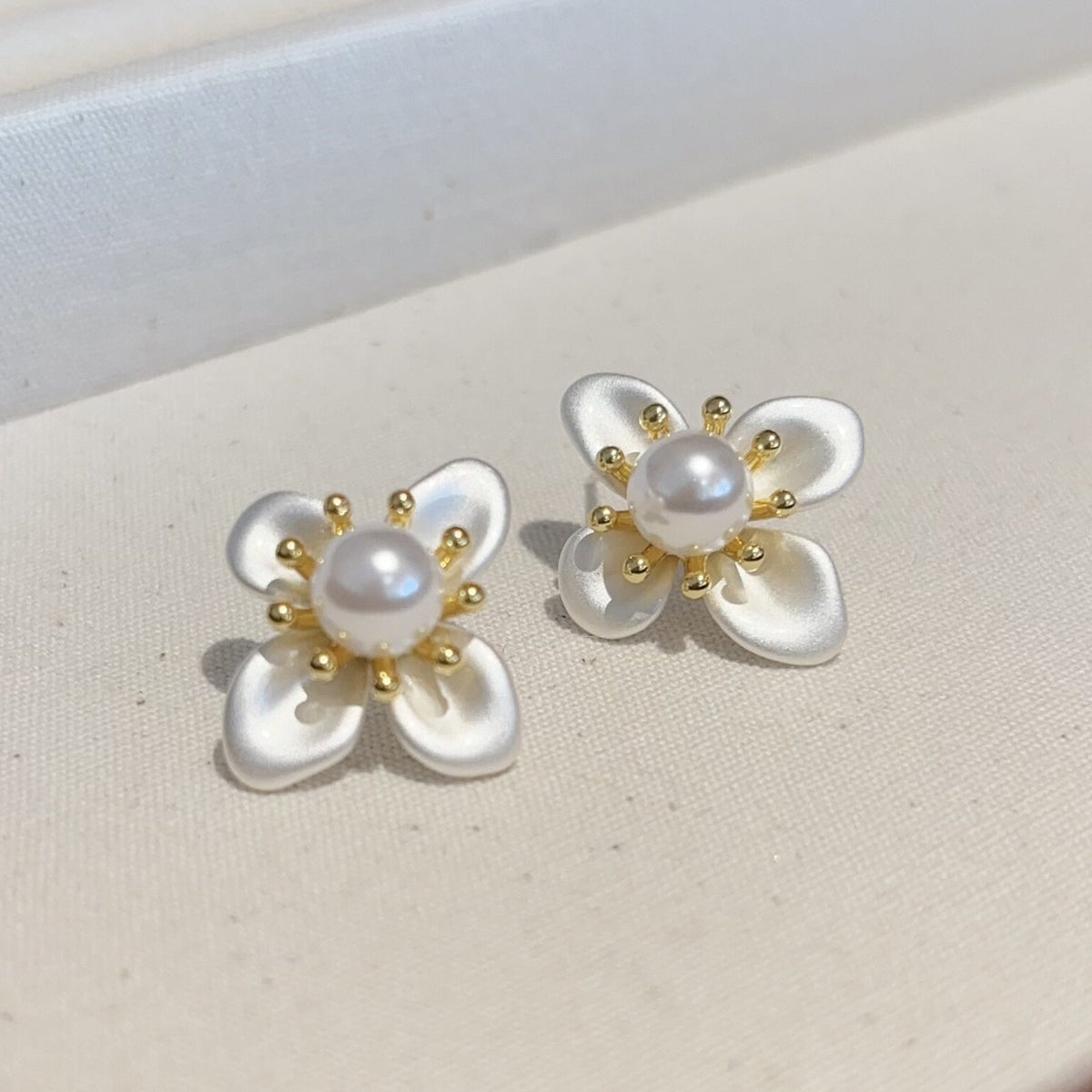Women's French Style Temperament Flower Pearl Niche Rings