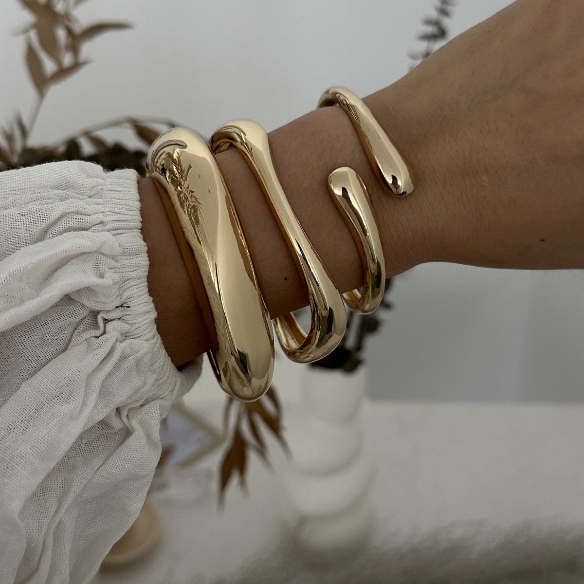 Women's Sense Fashion Trend Metal Glossy Surface Water Drop Hug Spring Bracelet