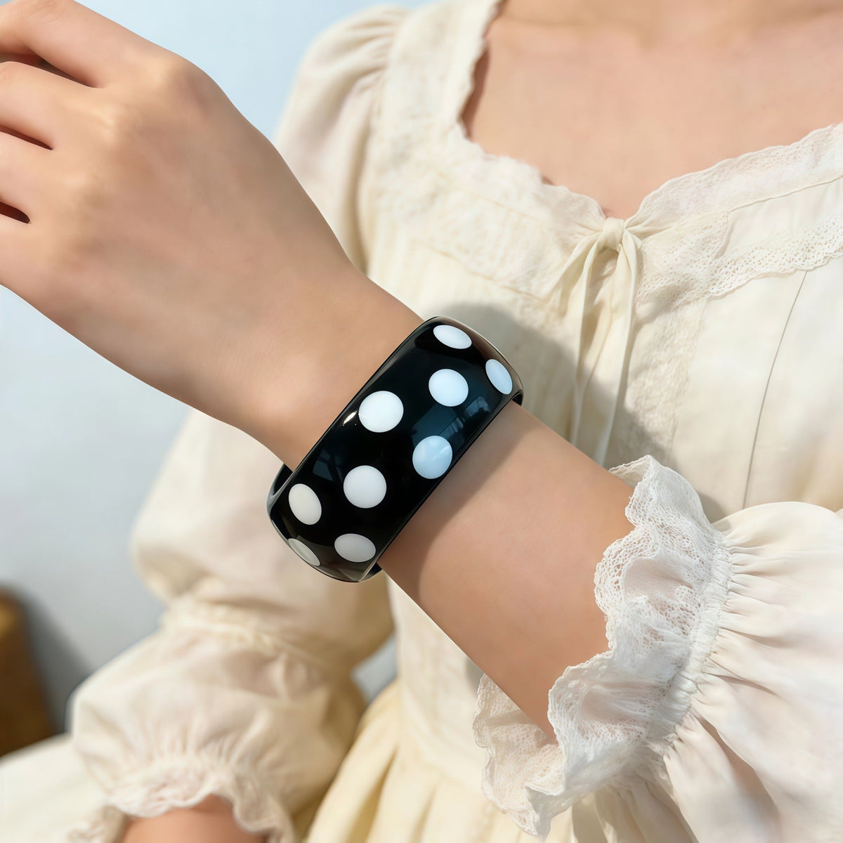 Black White Spots Symmetrical High-grade Resin Vintage Affordable Luxury Bracelets