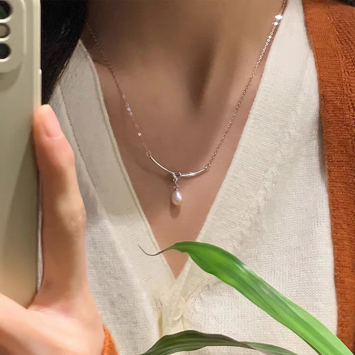 Female Niche Design High-grade Pearl Sterling Sier Clavicle Chain Light Necklaces