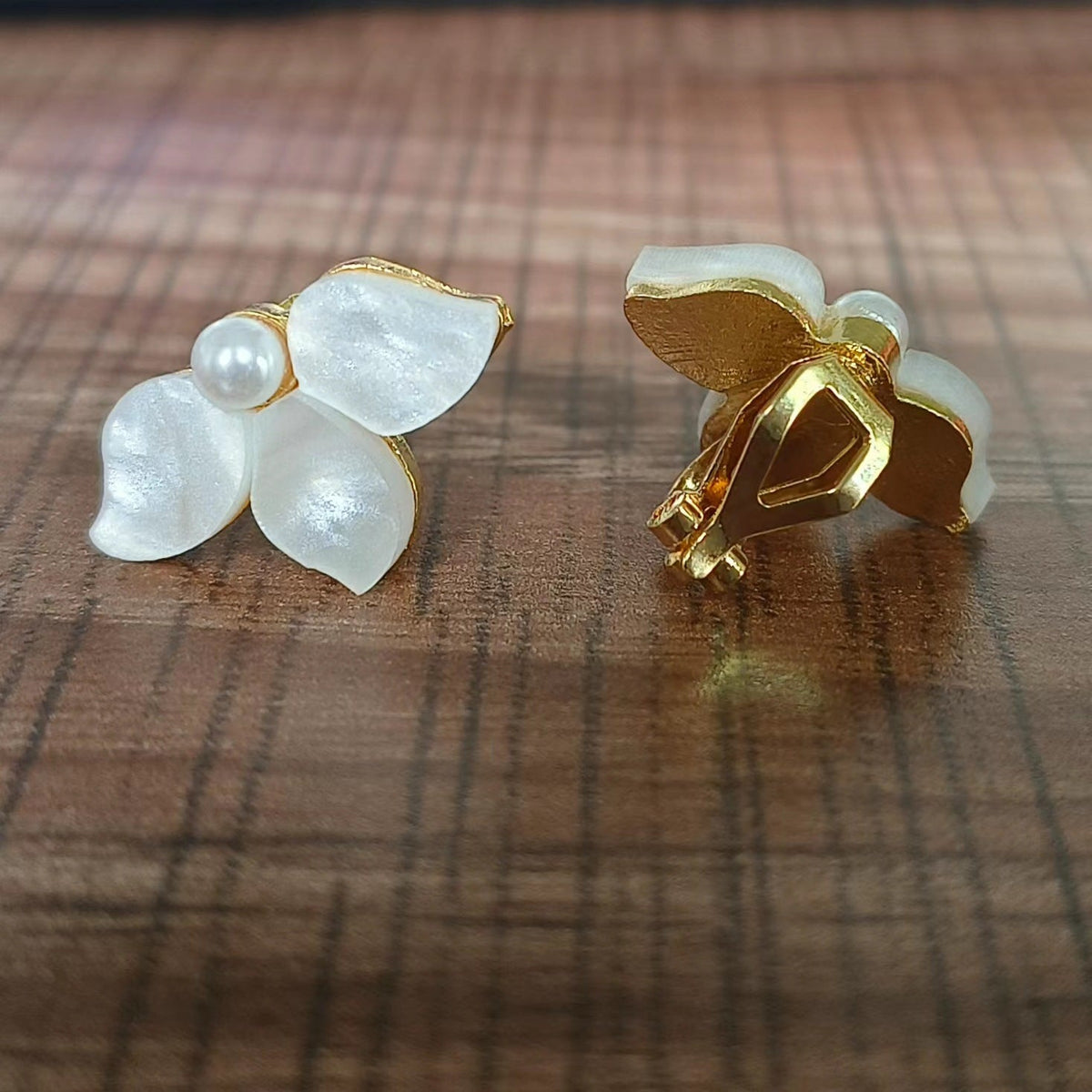 Women's Summer White Petal Sweet Simple Flower Niche Stud Earrings