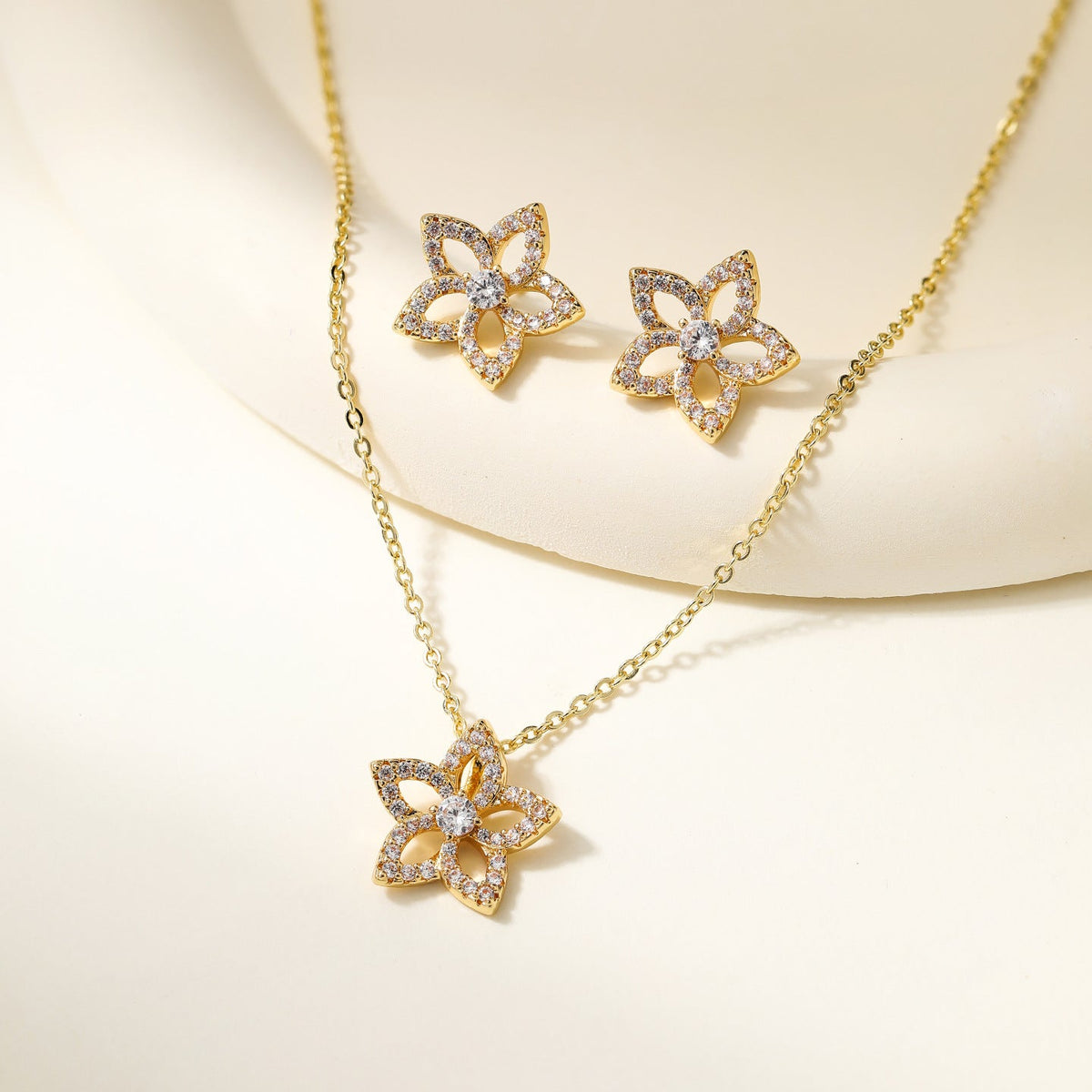 Women's Clover Diamond In The Debris Butterfly Necklaces