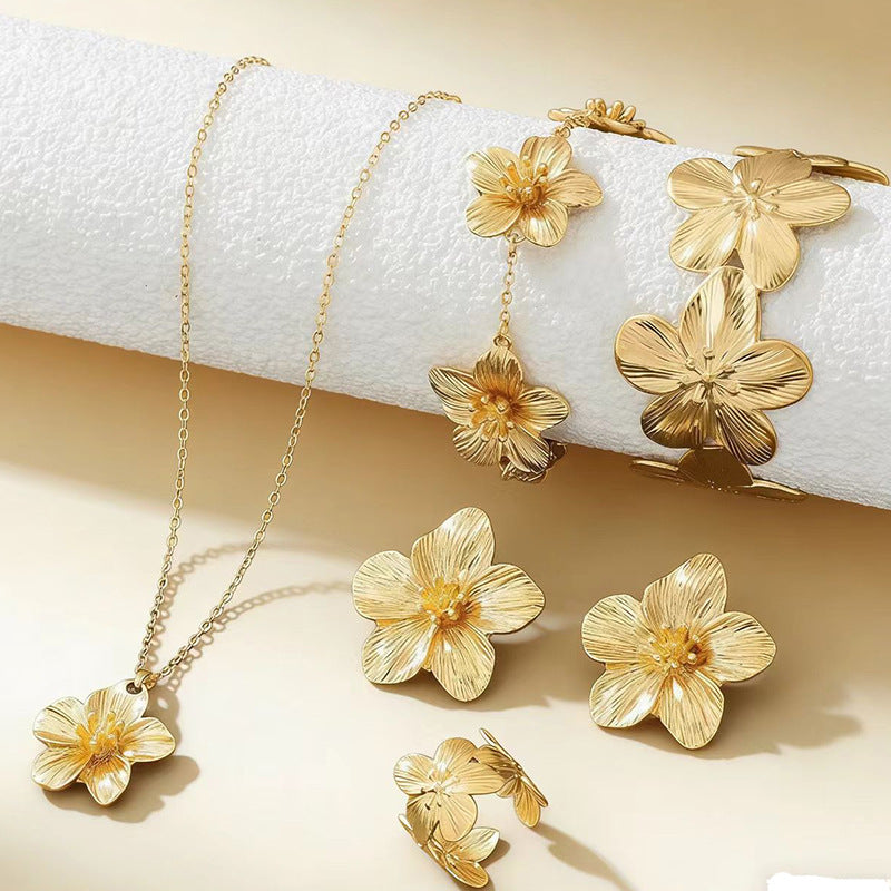 Luxury Golden Flower Suite Niche Design Necklaces