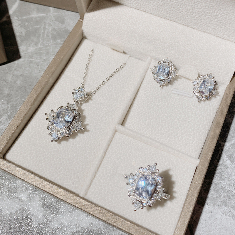 Comfortable Exhibition Design Gold-plated Bright Zircon Jewelry Set