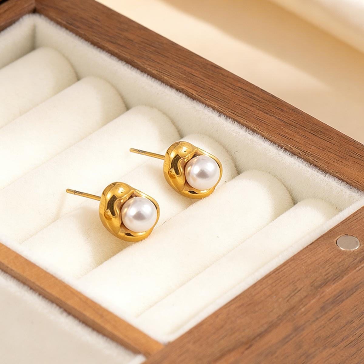 Women's Simple Stainless Steel Amber Round Temperamental Minority Stud Earrings