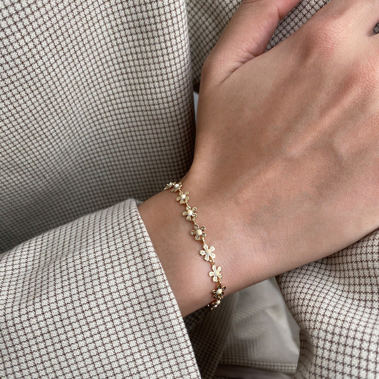Women's Exquisite Small Flowers Style Design Light Luxury Bracelet