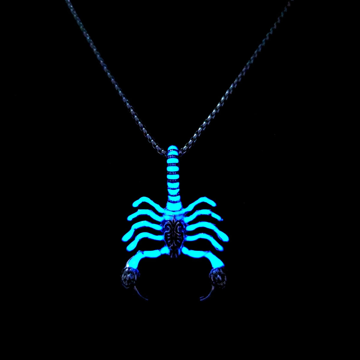 Men's Trendy Handsome Retro Scorpion King Luminous Versatile Personality Lucky Boyfriend Pendant