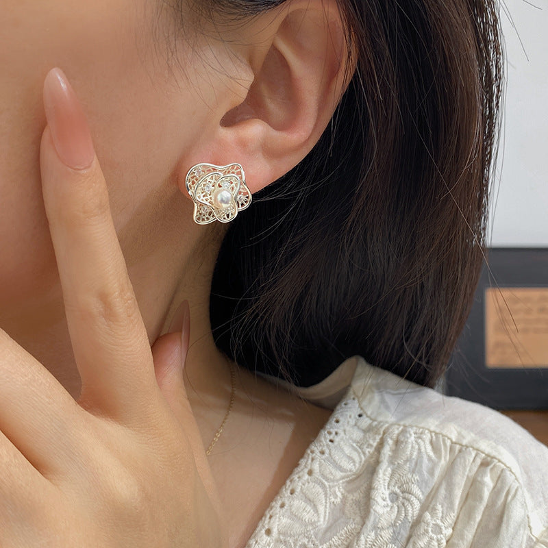 Design High-grade Micro Inlaid Zircon Hollow Classic Ear Clip