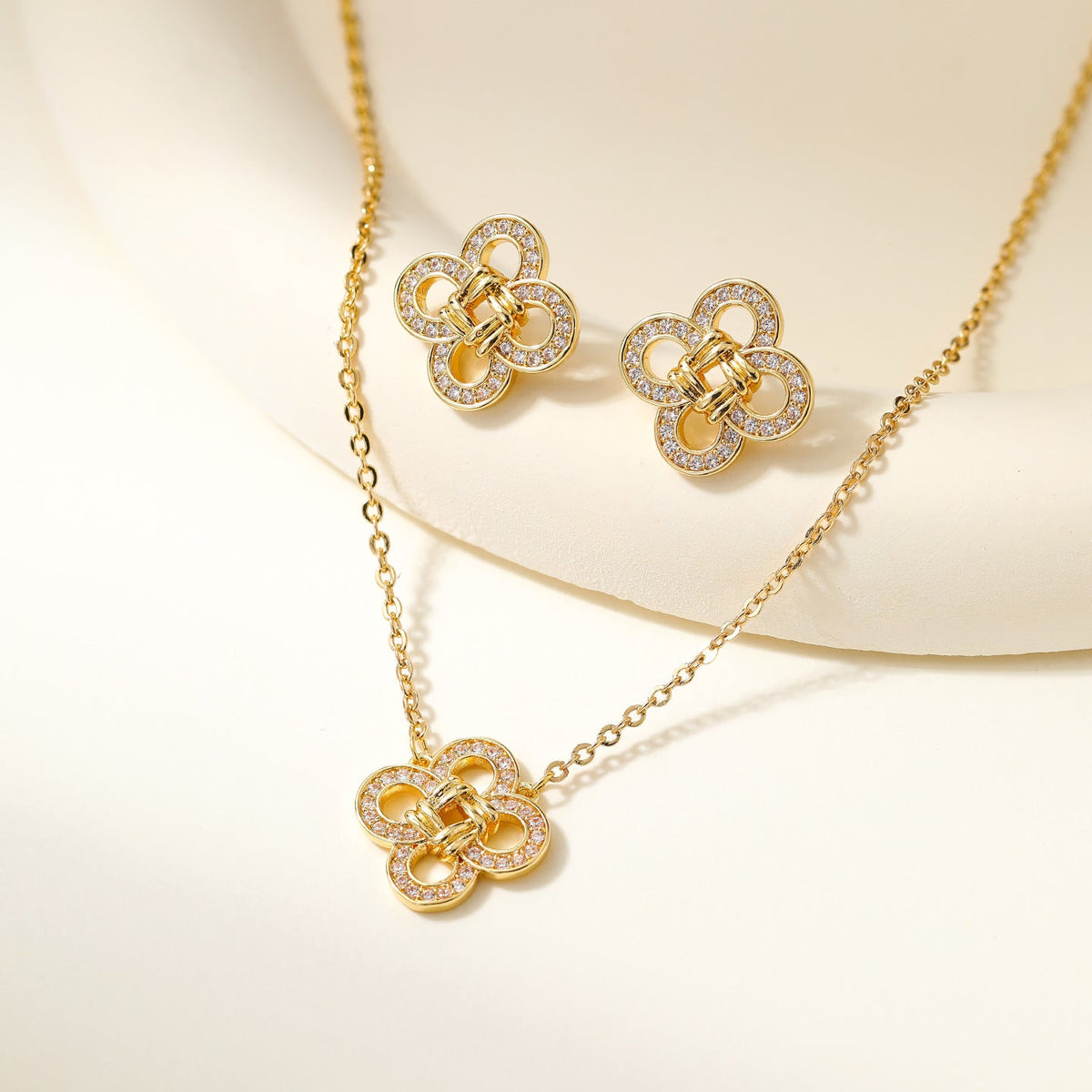 Women's Clover Diamond In The Debris Butterfly Necklaces