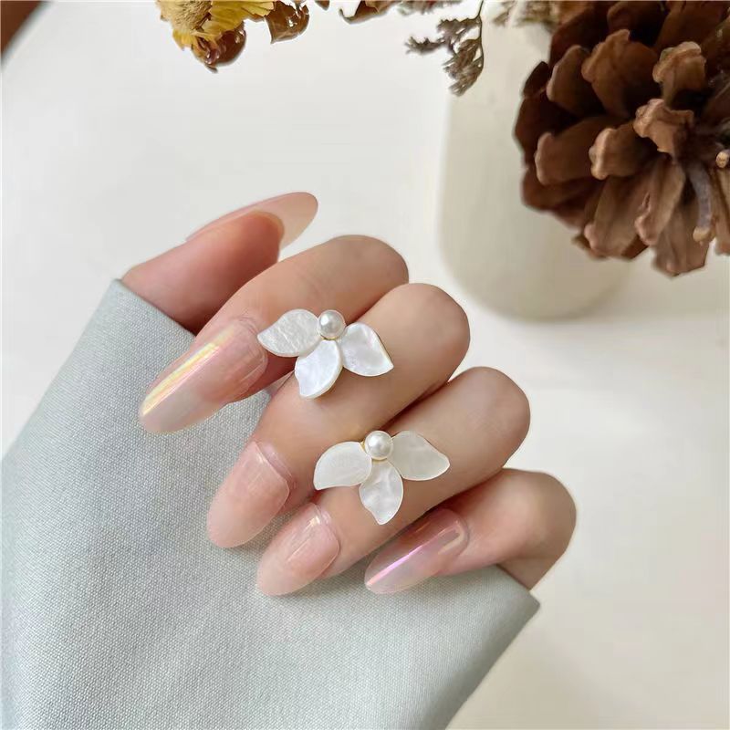 Women's Summer White Petal Sweet Simple Flower Niche Stud Earrings