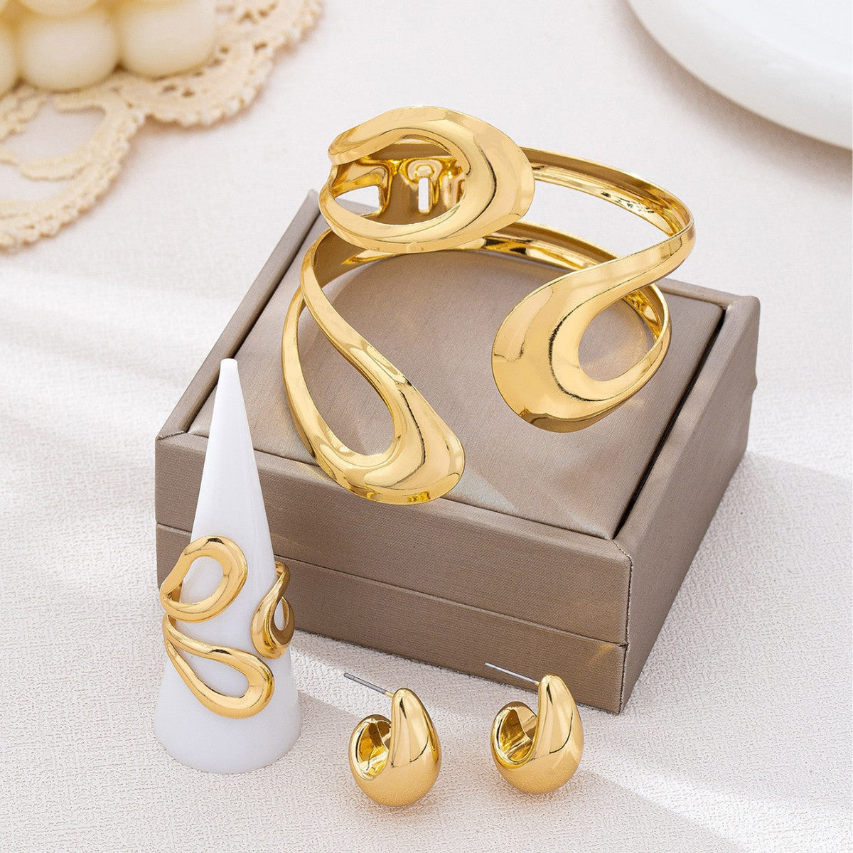 Women's Fashion Simple Gold Plated Popular Hollow Bracelets