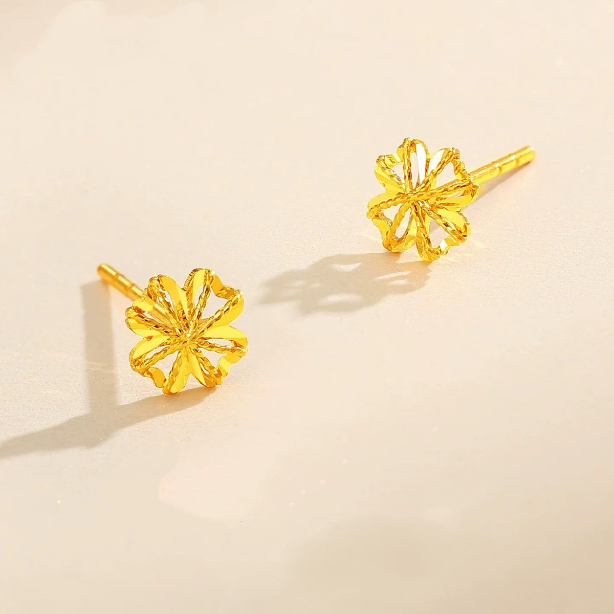 Women's Four Leaf Clover Ear Simple High-grade Texture Clip Fashion Creative Stud Earrings