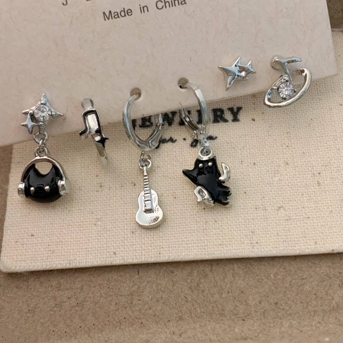 Cool Black Celesta Music Cat Earings Design Feeling Dripping Notes Stud Earrings