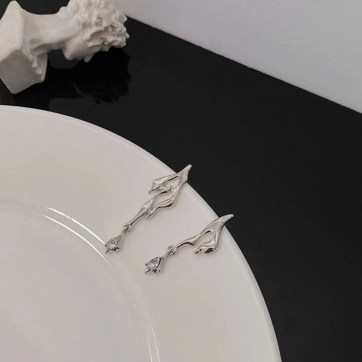 Sier Needle Asymmetric Cross Style Temperament Ear Clip Cold Earrings