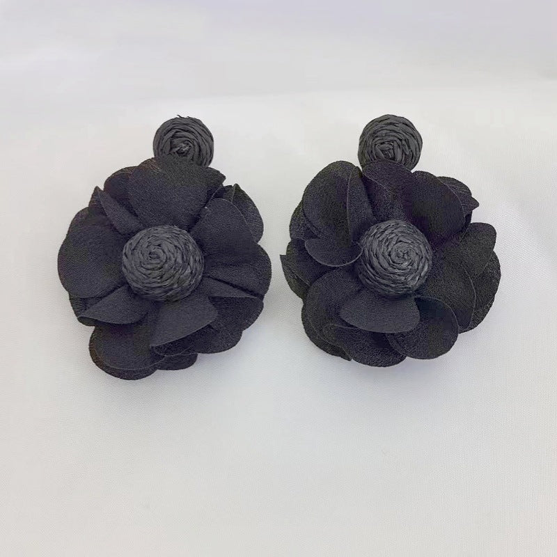 Women's High-grade Sweet Flowers Raffia Fashion Hand-knitted Earrings