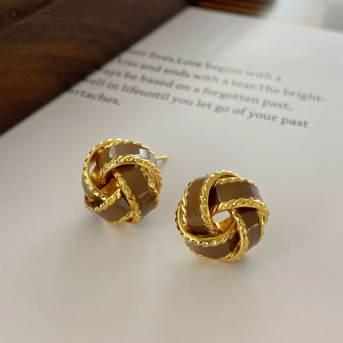 Women's Exquisite Contrast Color Truelove Knot Design High-grade Light Stud Earrings