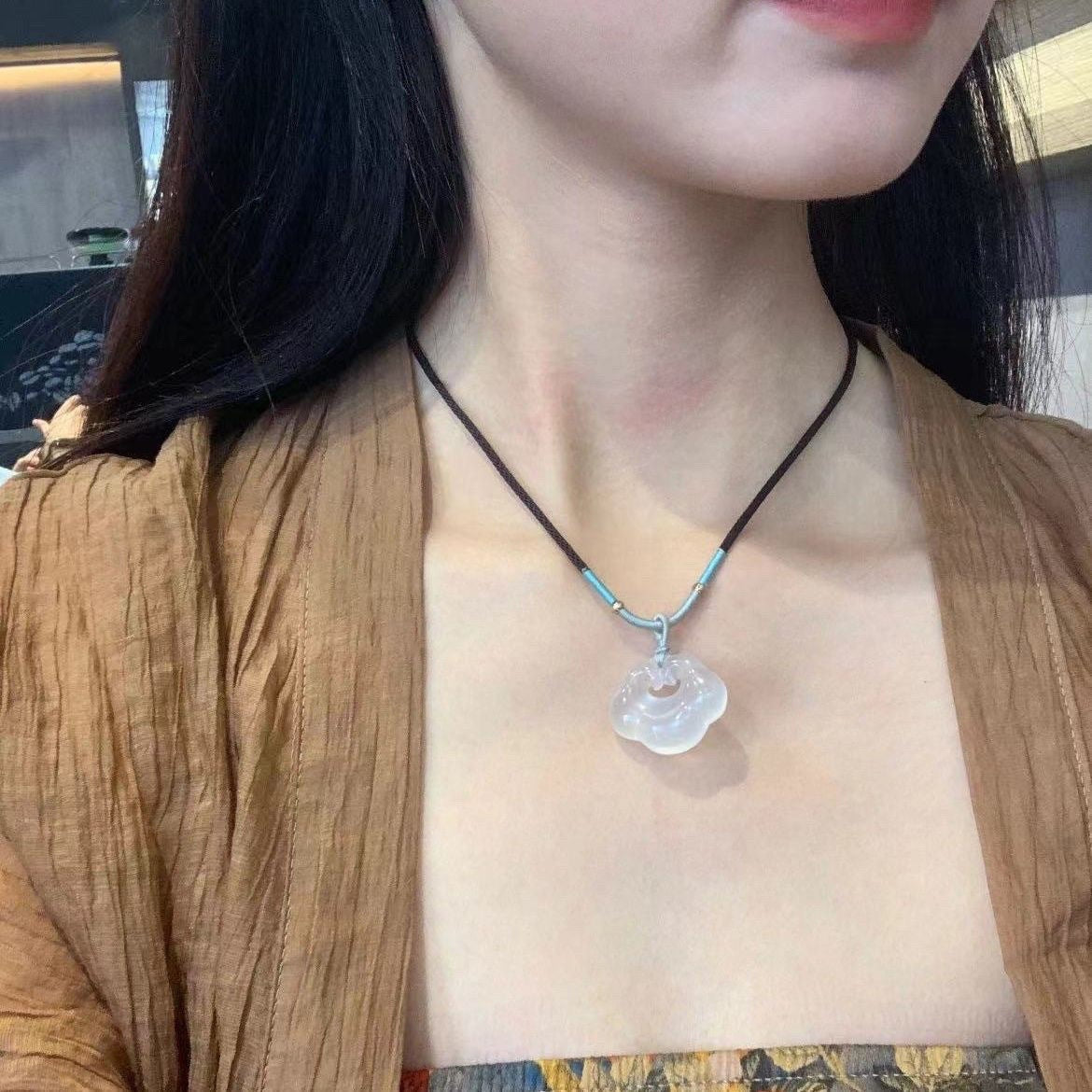 Lock Of Good Agate Safety Female Clavicle Pendant