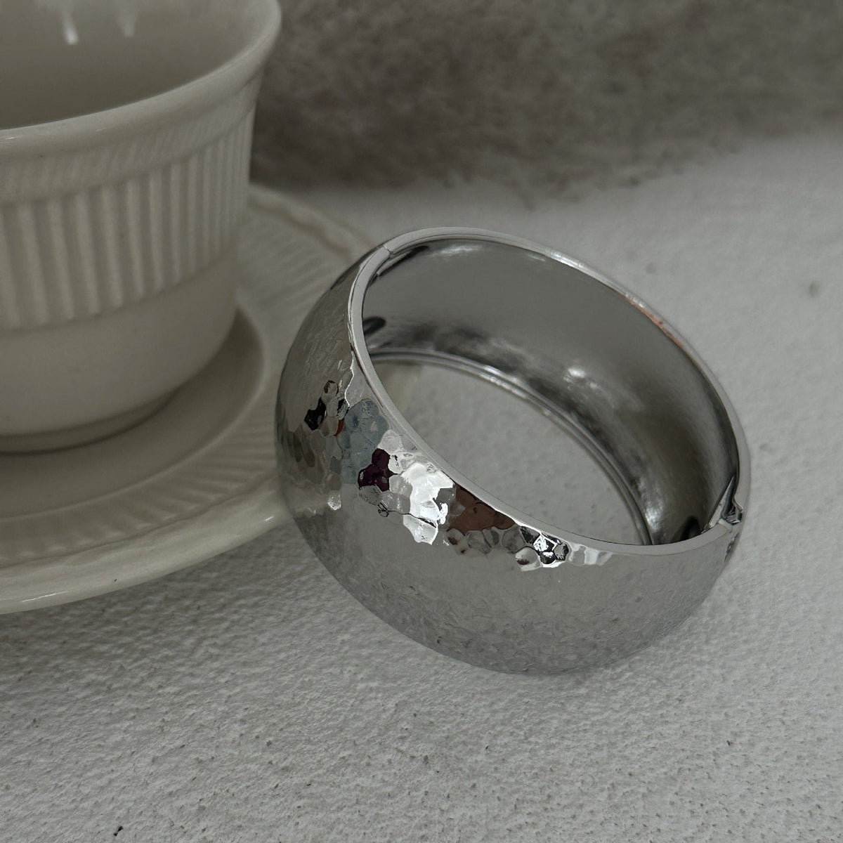 Women's Sense Fashion Trend Metal Glossy Surface Water Drop Hug Spring Bracelet