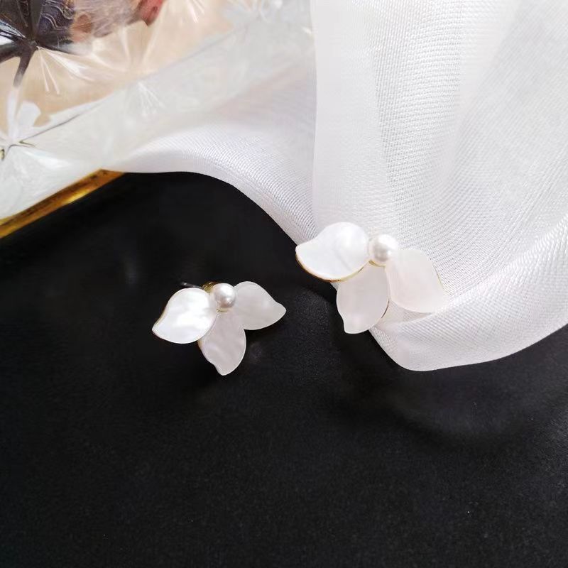 Women's Summer White Petal Sweet Simple Flower Niche Stud Earrings