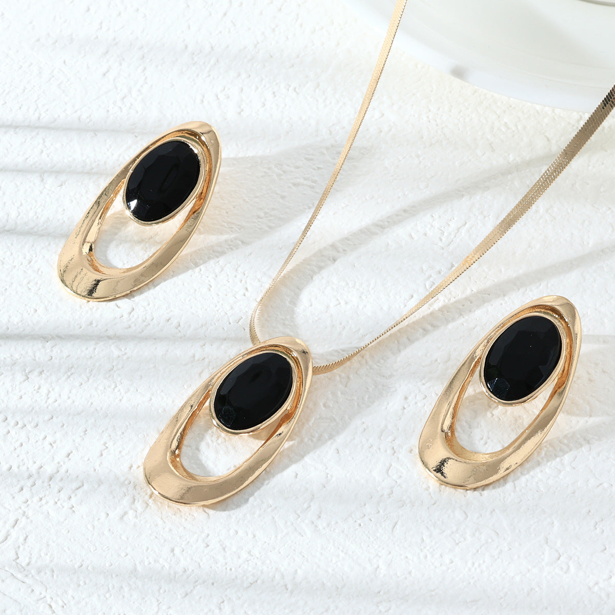 Women's Vintage Oval Three Buckle Charm Creative Refined Exaggerated Necklaces