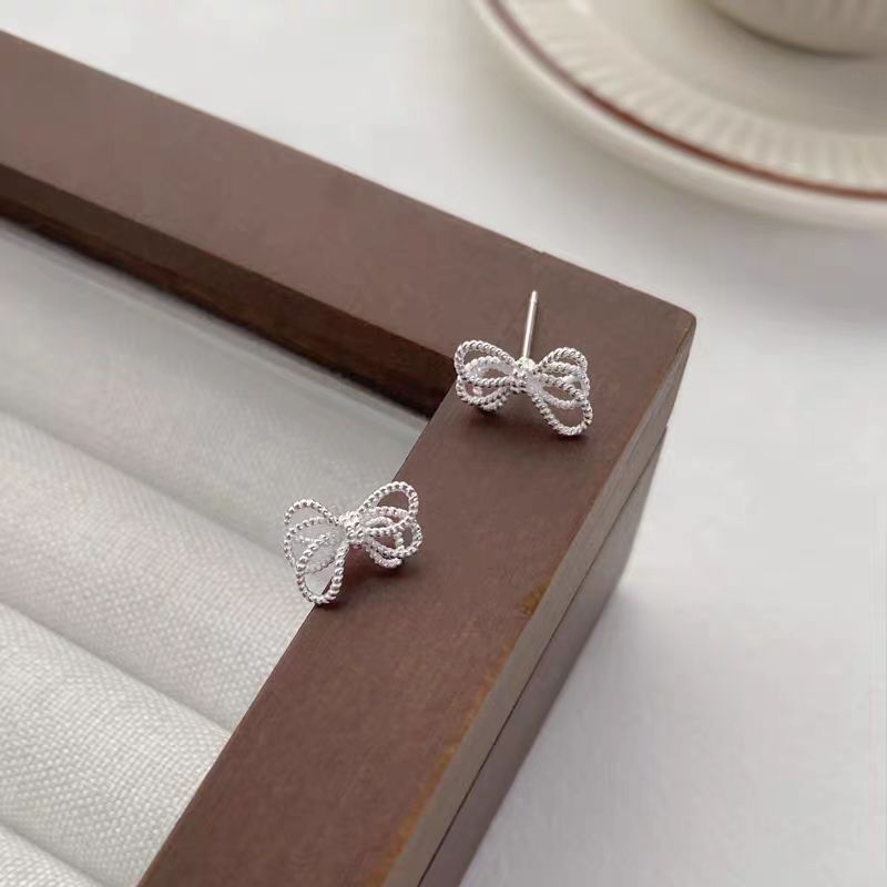 Daily Commuter Fresh Bends Hitches Bow Stud Earrings