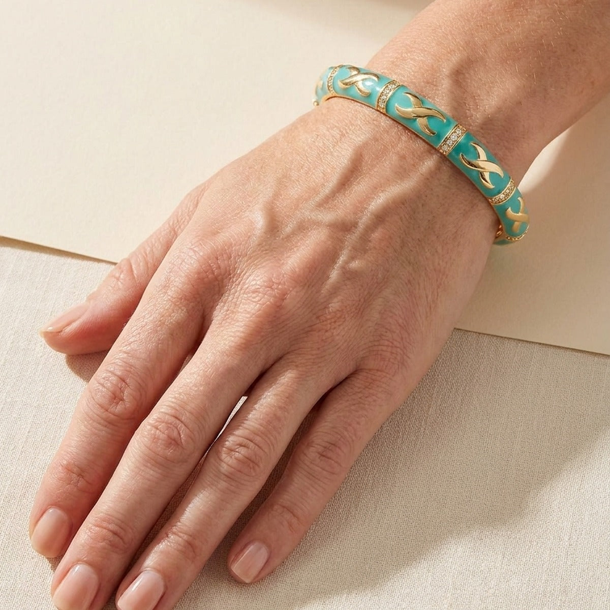 Elegant Hugs Bangle — Wide Contrast X